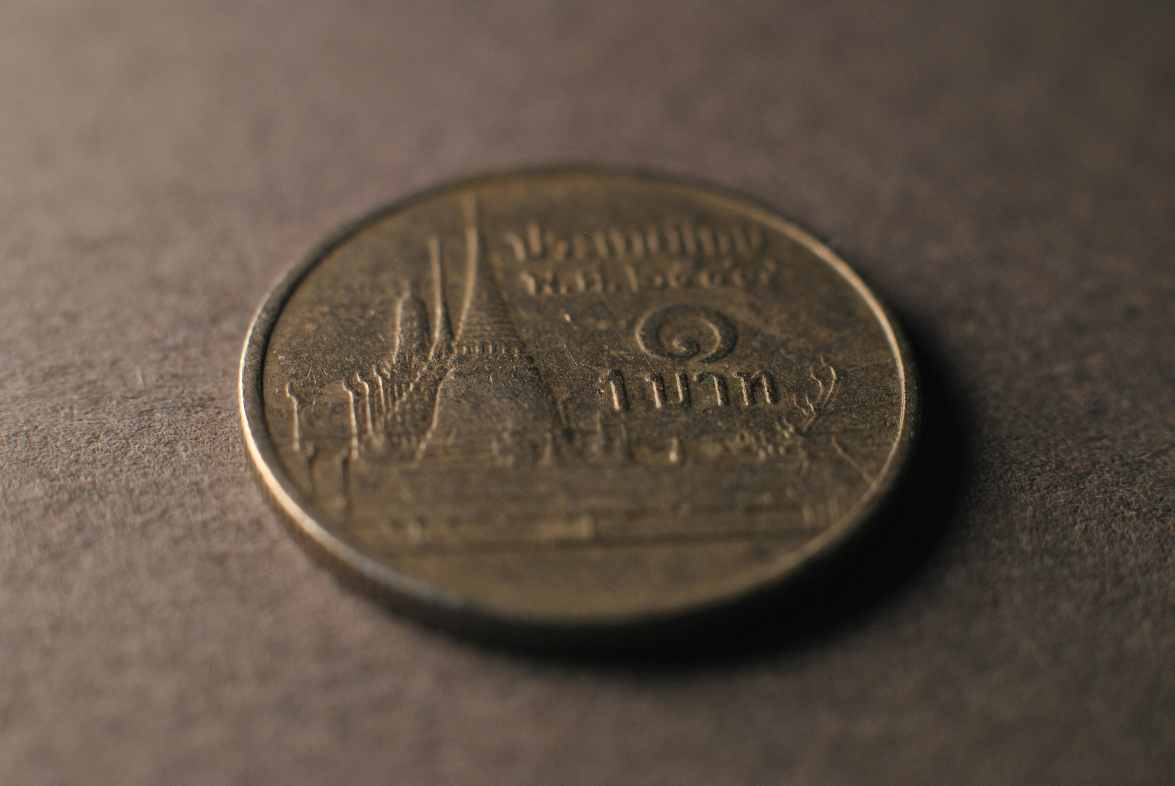 世界各地の都市のスカイラインを背景に、ビットコインのロゴが浮かび上がっているイメージ