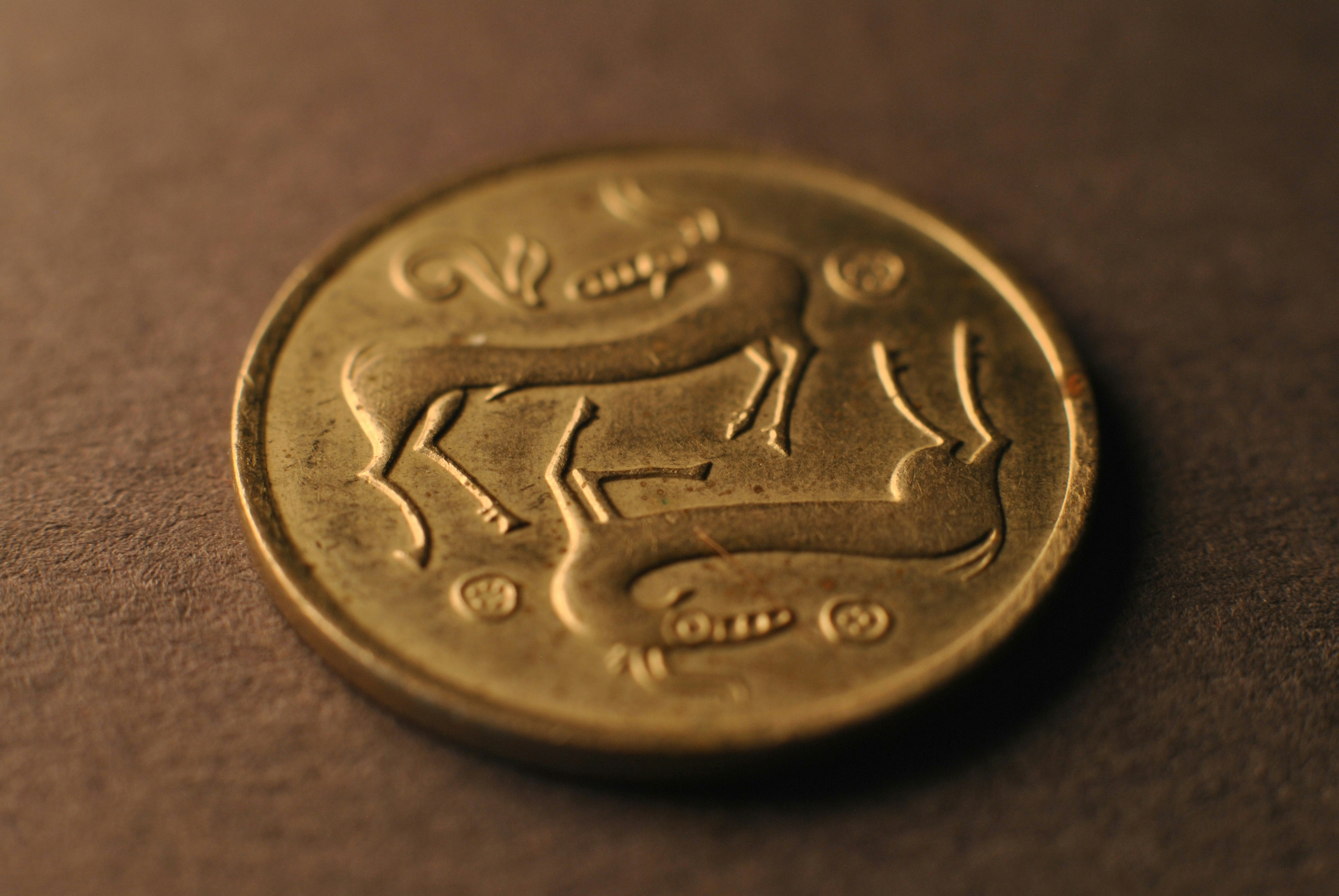 柴犬コインのロゴと、未来都市をイメージした背景が組み合わさったイラスト