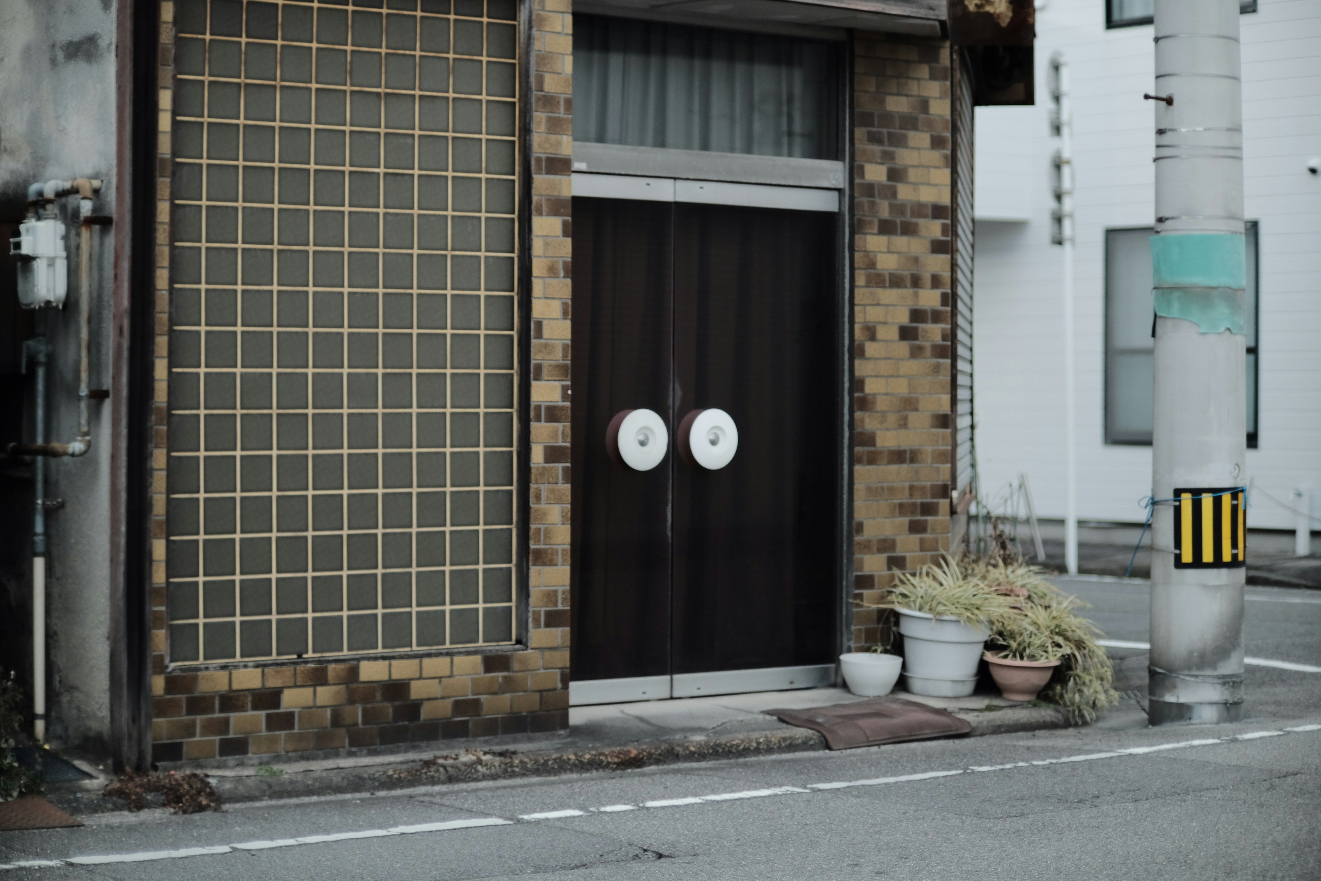 渋谷駅前のスクランブル交差点を、多くの人が行き交う様子