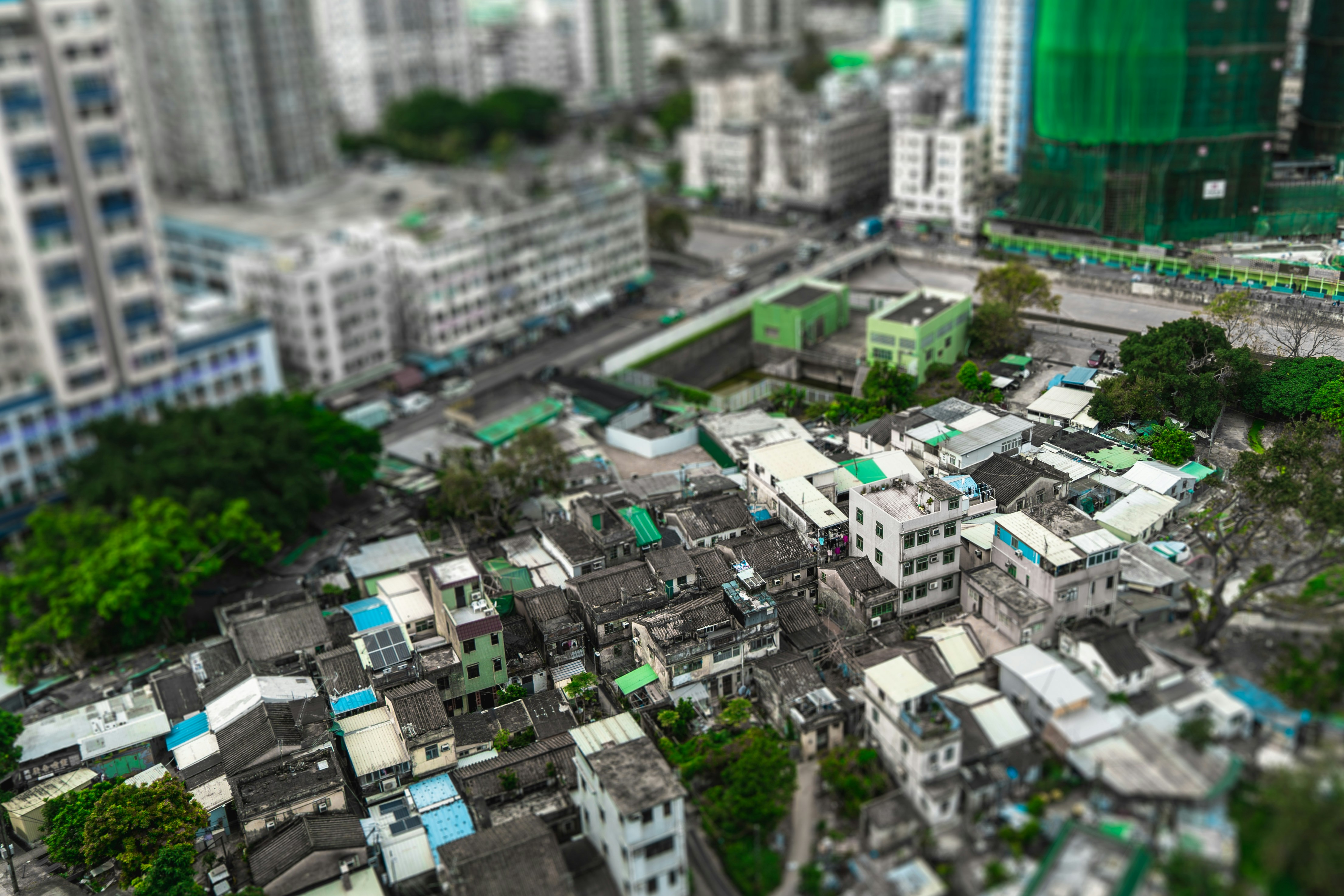 分散投資の重要性を示すグラフと、損切りラインの設定方法を解説する図解