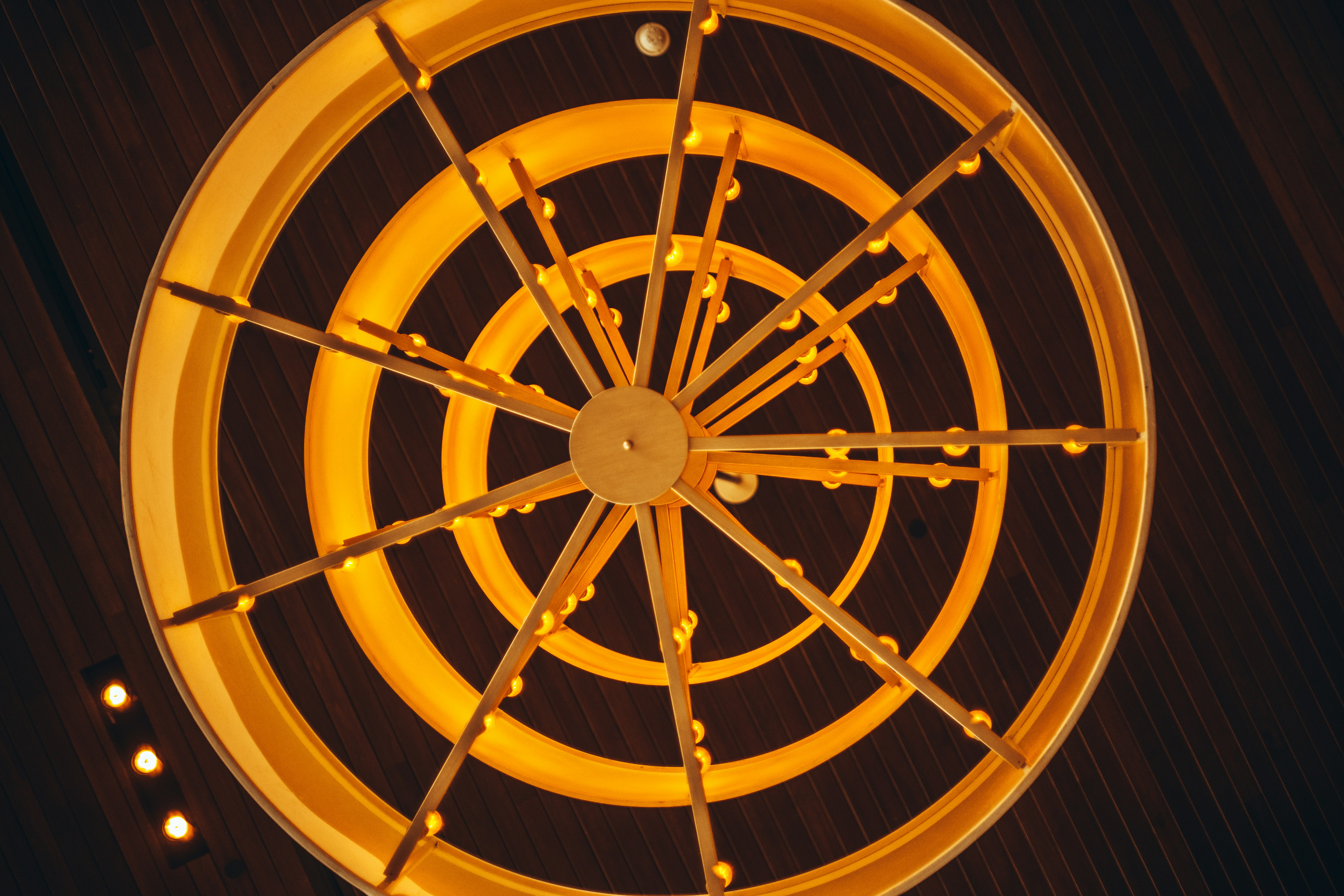 世界地図の上に、様々な種類の資産（株式、債券、不動産、仮想通貨など）のアイコンが散りばめられ、「分散投資」の文字が添えられたイラスト