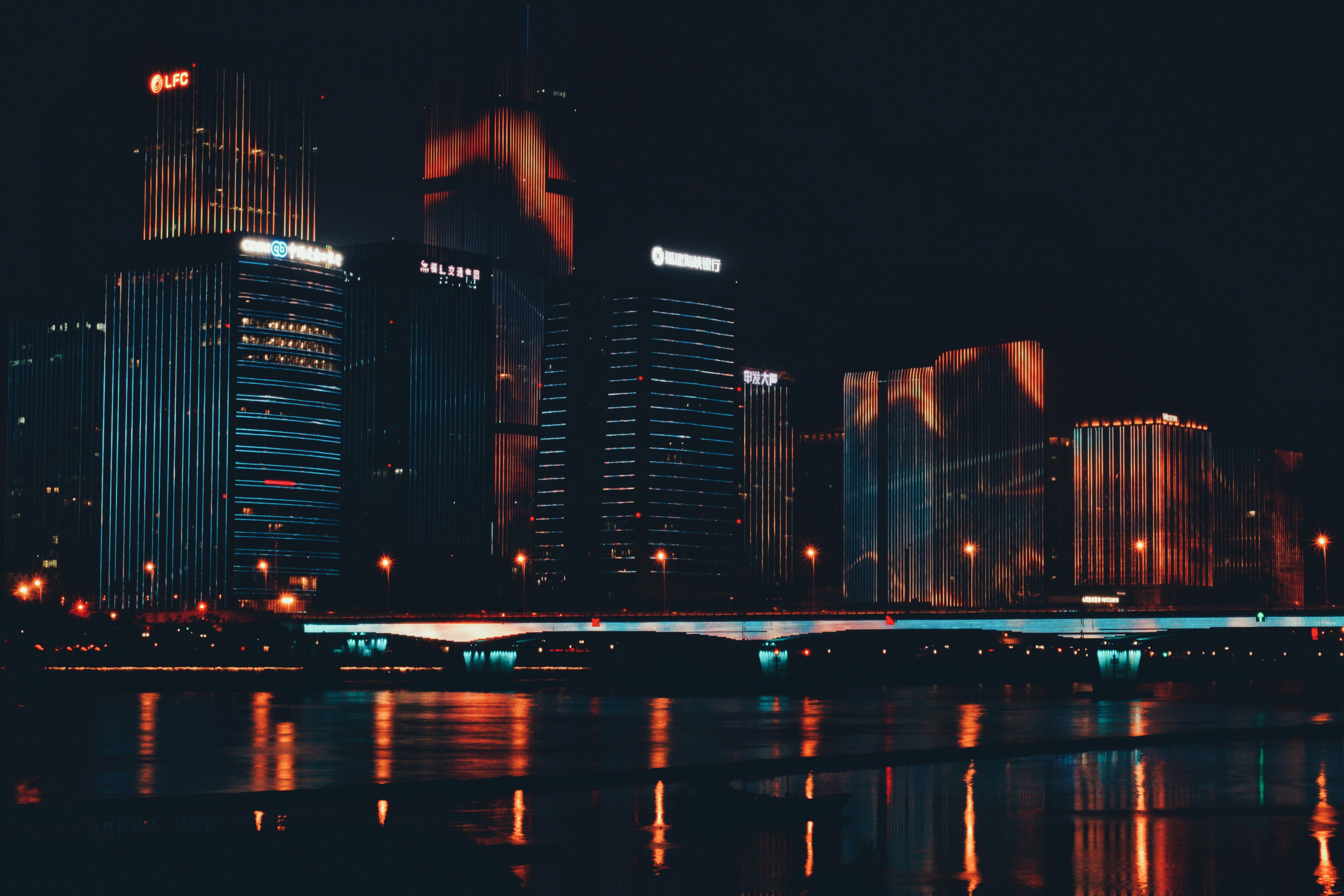 スマートフォンで仮想通貨の取引画面を見ている手のイメージ