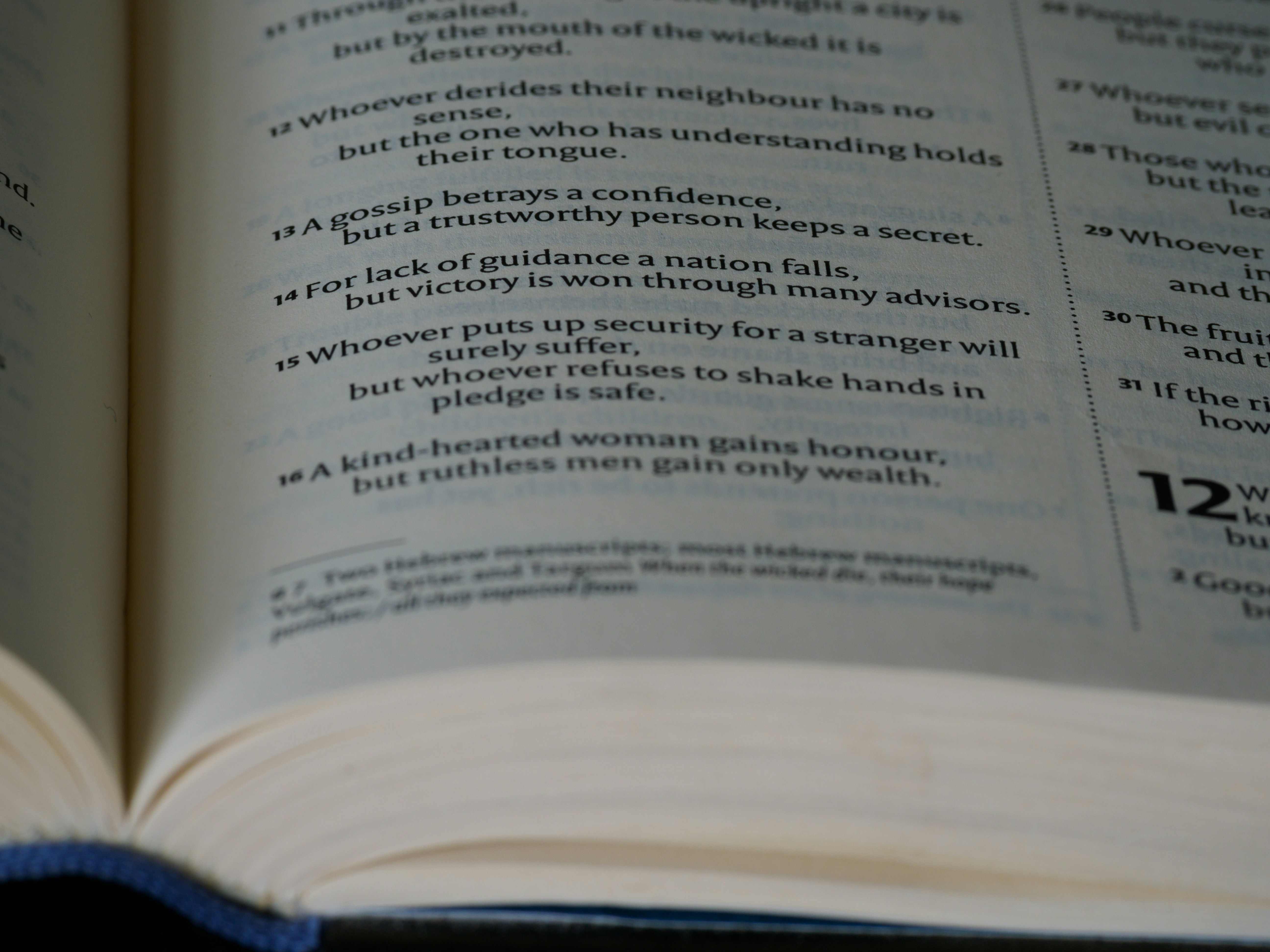 確定申告の書類と電卓が置かれたデスクの上の様子