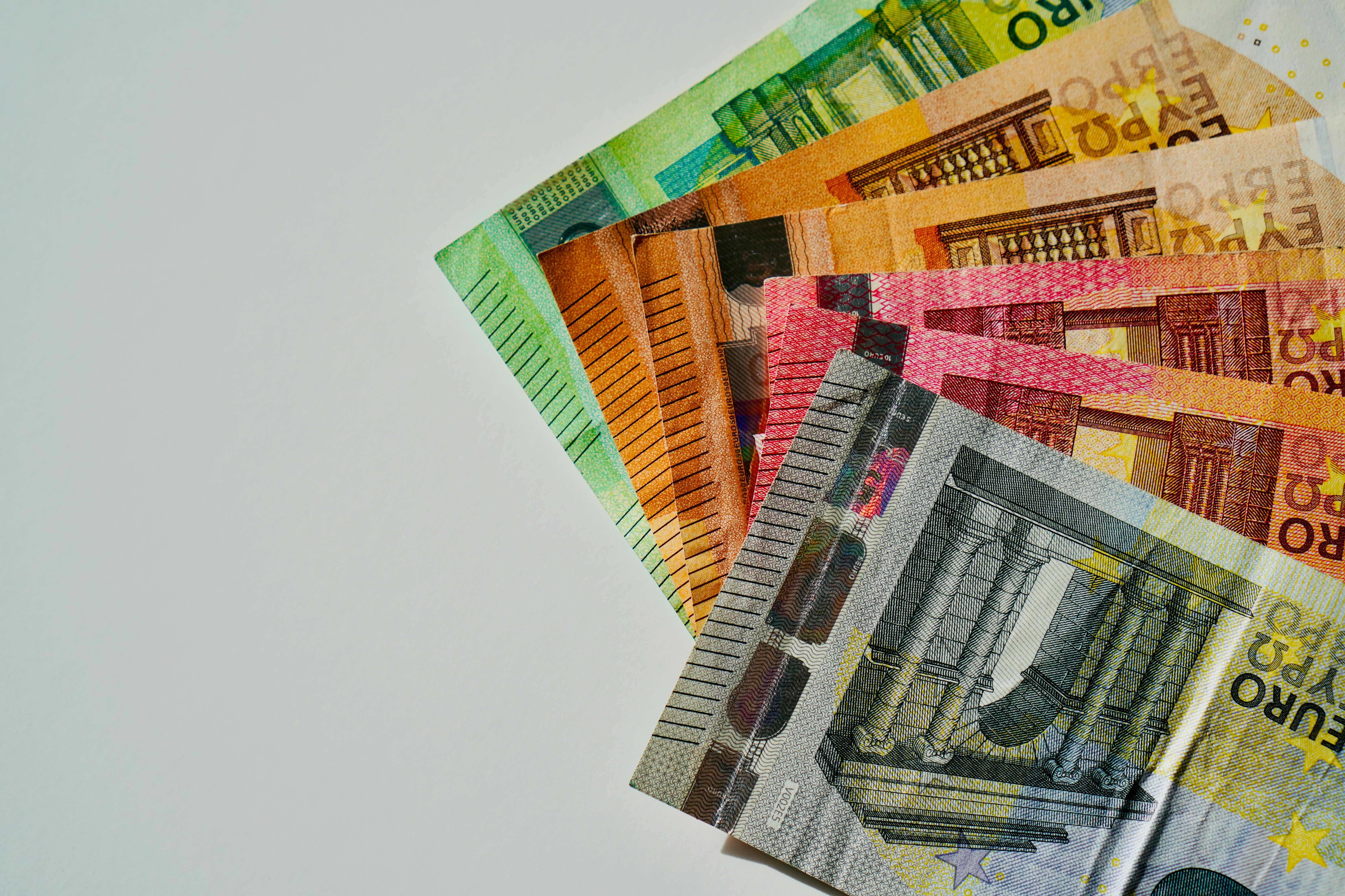 自宅でパソコンに向かい、リラックスした表情で仕事をしている女性