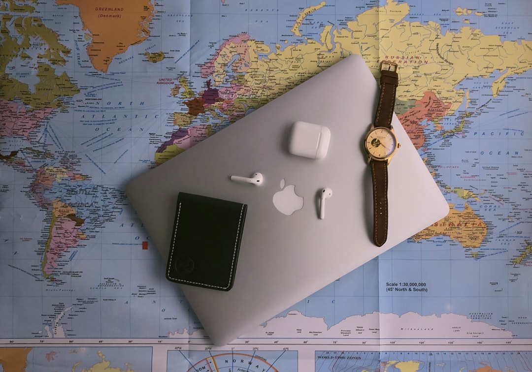 複数の南京錠が鎖で繋がれ、厳重に保管されている様子