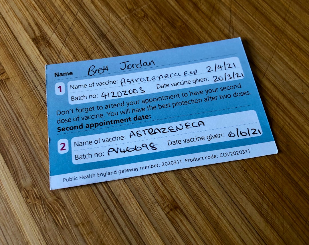 運転免許証の住所変更手続きを行う人の様子