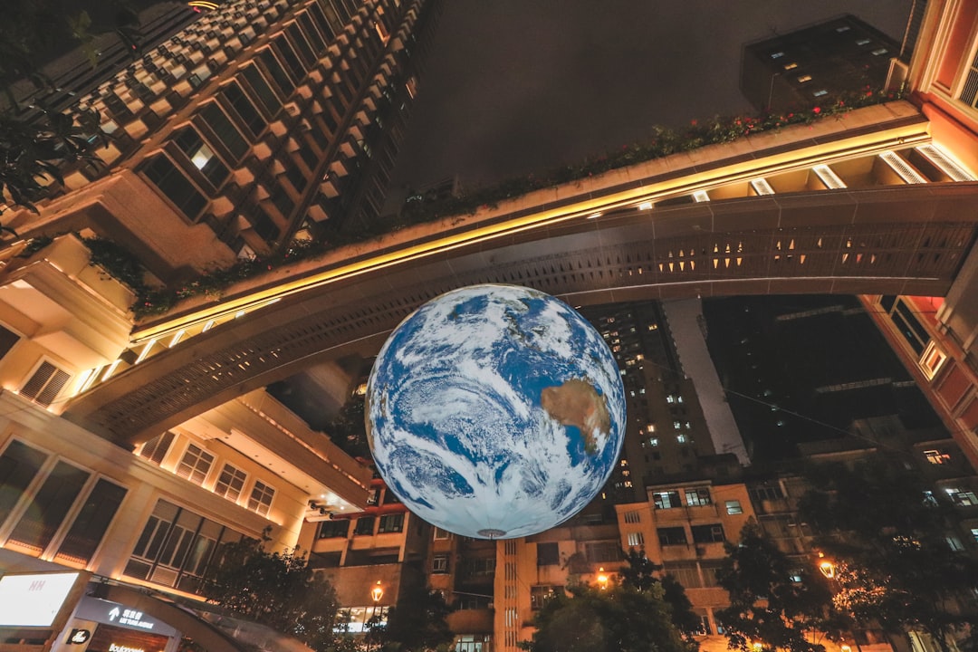 旅行先のカフェで、スマートフォンを使って仮想通貨で支払いをしている観光客