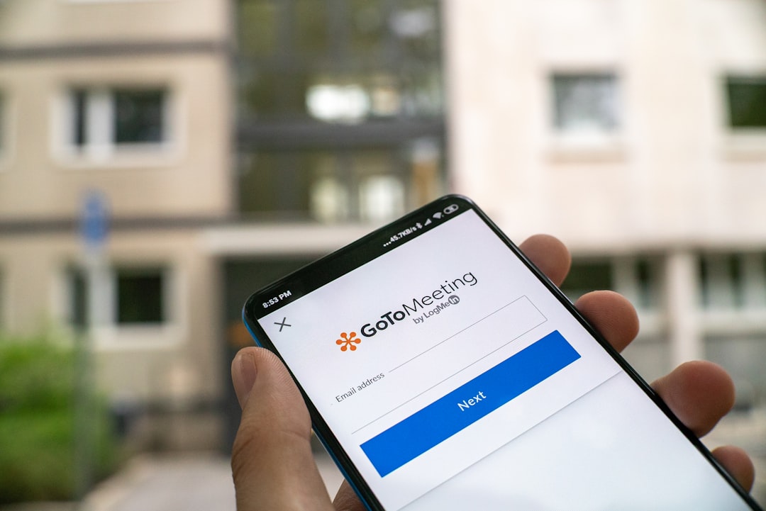 提案の承認を得て喜ぶDAOメンバーのイラスト