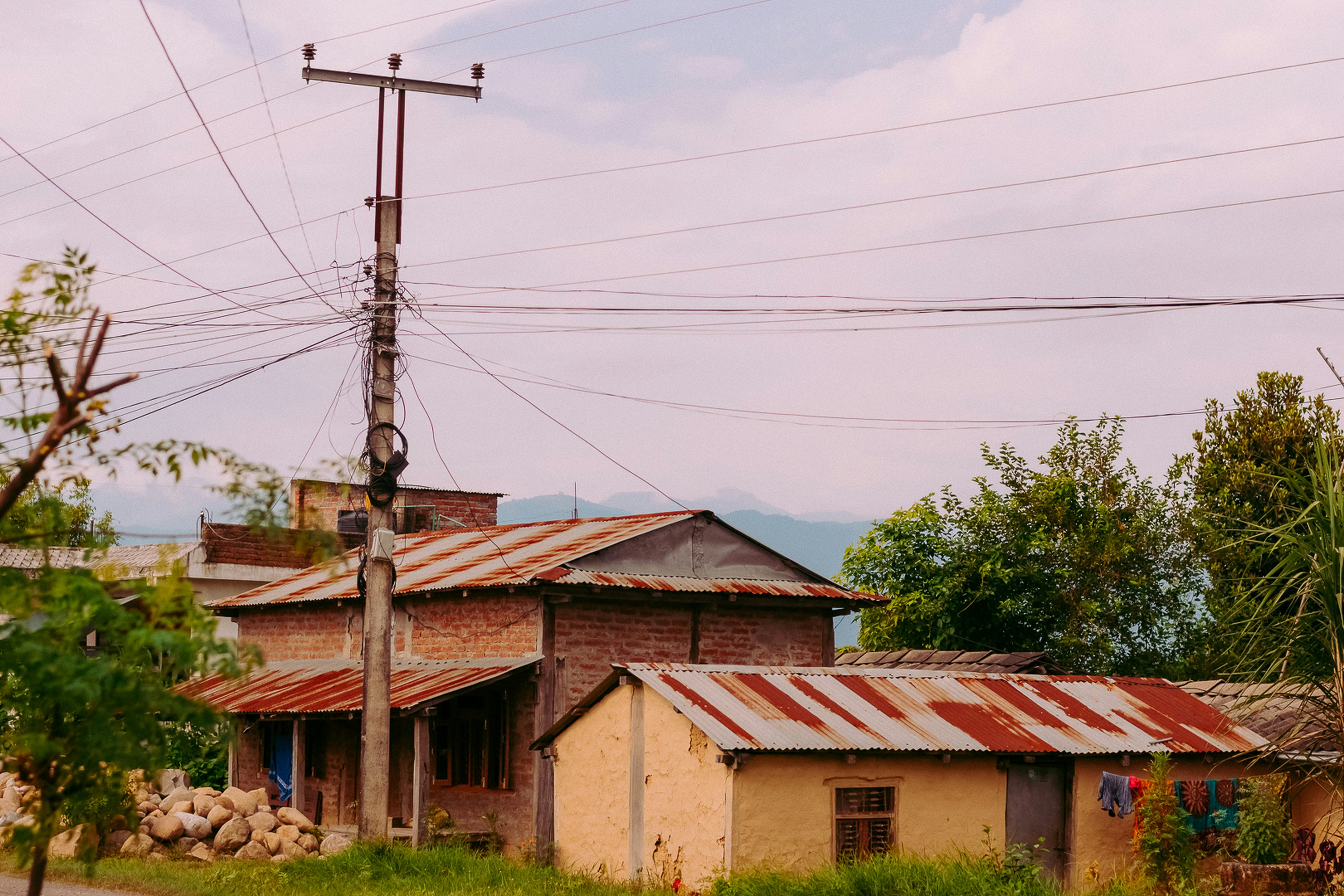 ケニアの市場でM-PESAの看板を掲げた小さな商店