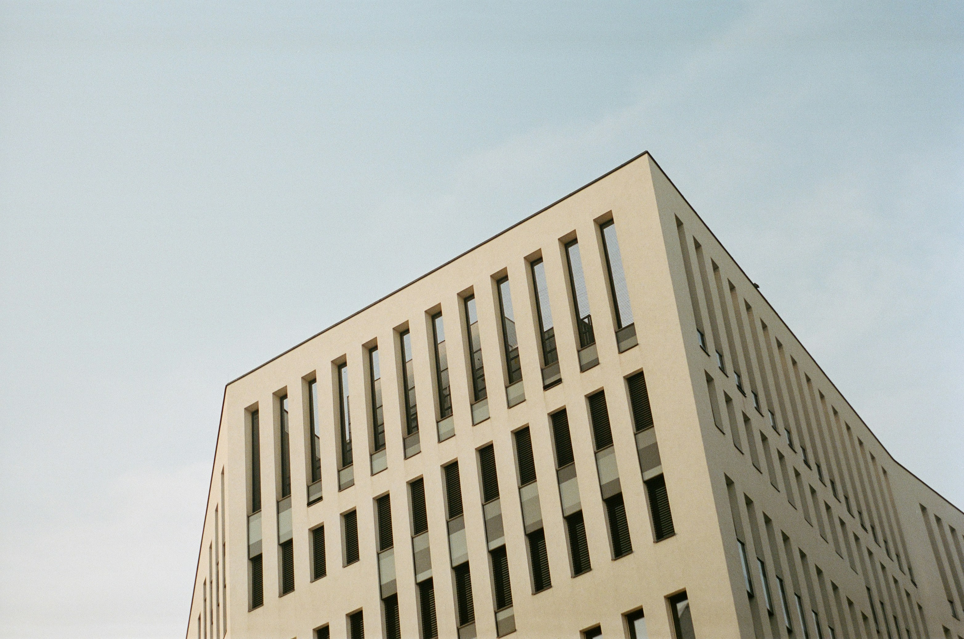 主要な経済指標（GDP、CPI、政策金利、失業率）のアイコンを並べたイメージ