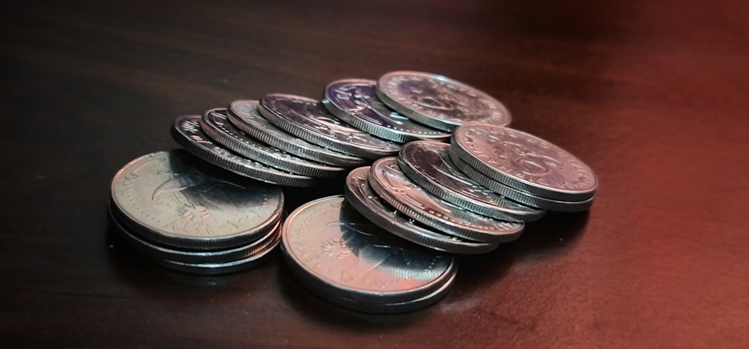 純銀ビットコインを手に持っている人のアップ