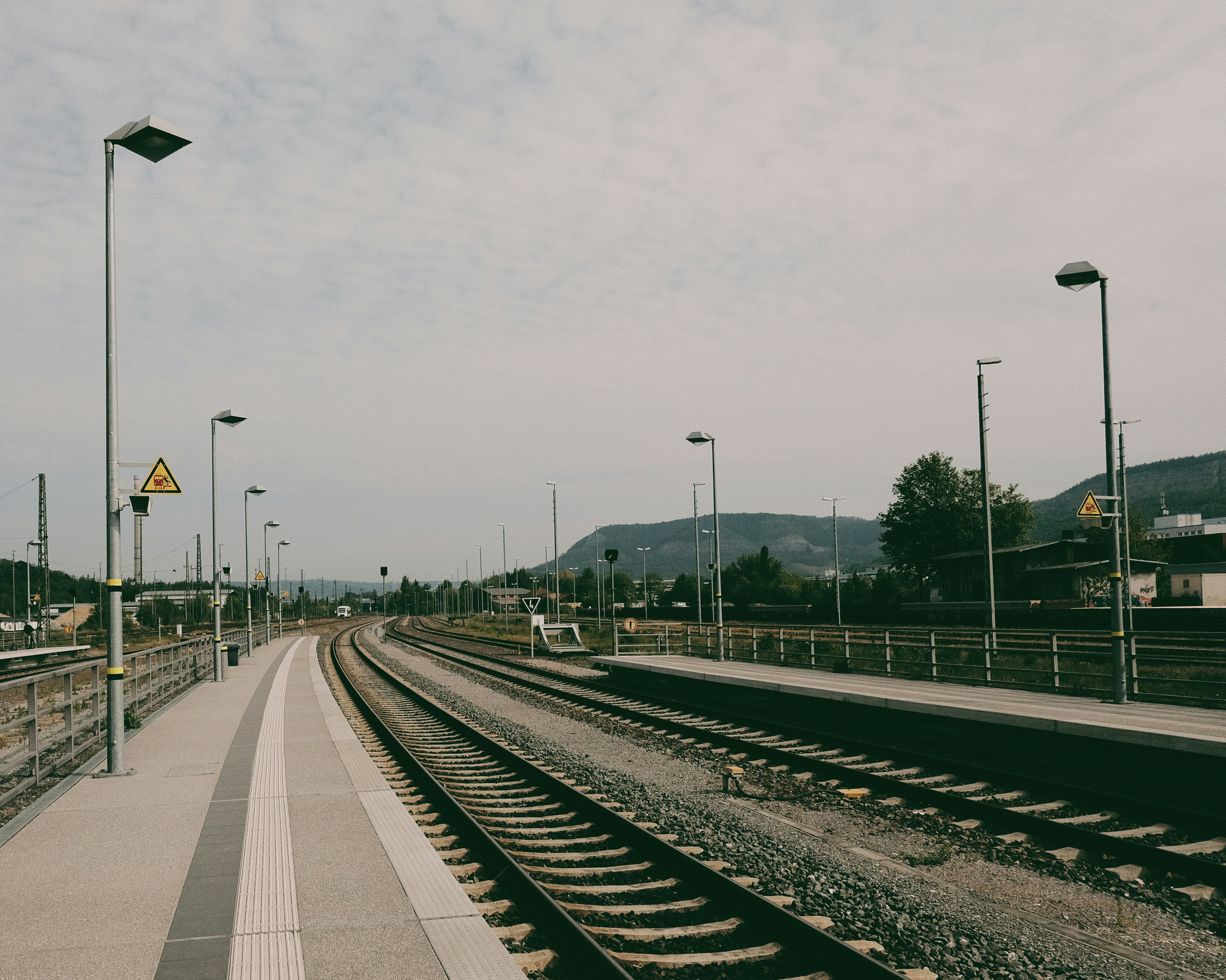 ローソク足チャートと、RSIやMACDなどのテクニカル指標が組み合わさったグラフ