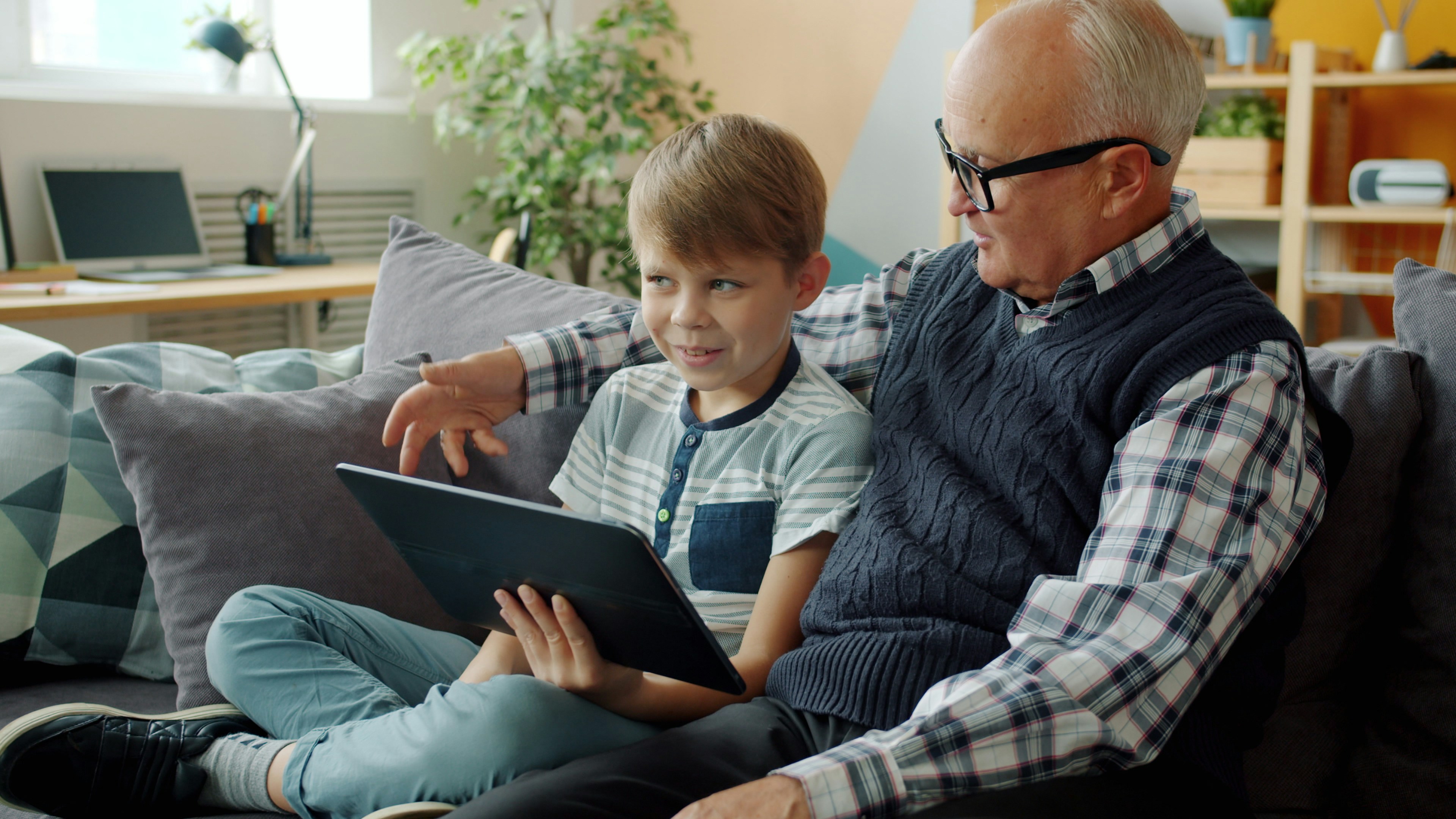 さまざまな国籍の人々がスマートフォンを操作し、仮想通貨に関する情報を交換している様子